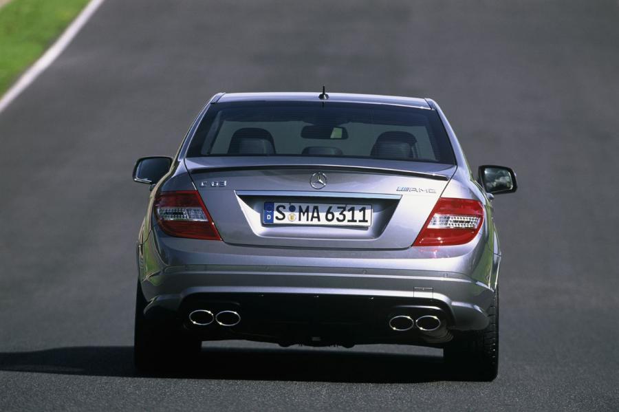  Mercedes-Benz C63 AMG 2008 года  (фото 14 из 26)